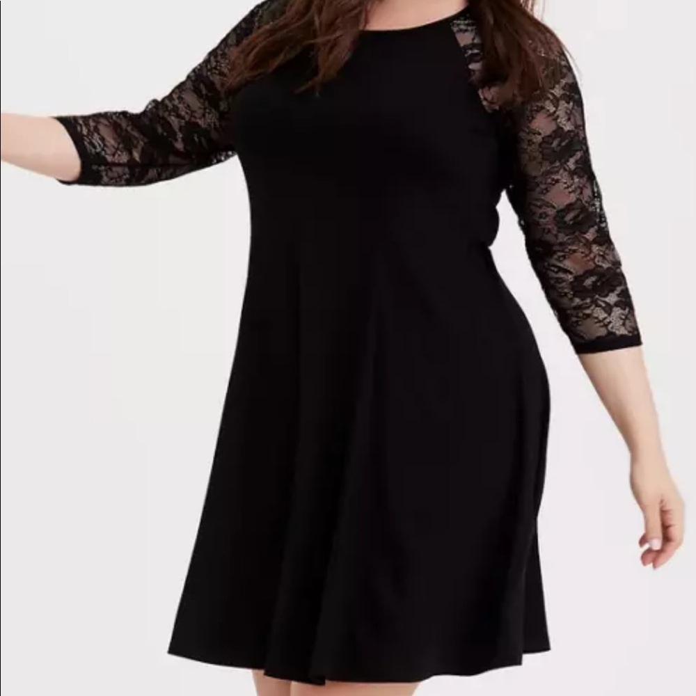 Torrid black lace sleeved dress